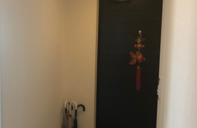 新宿区　デザイン鏡の取付前