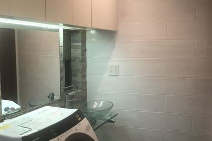 タイル張り外国風の洗面所にリフォーム