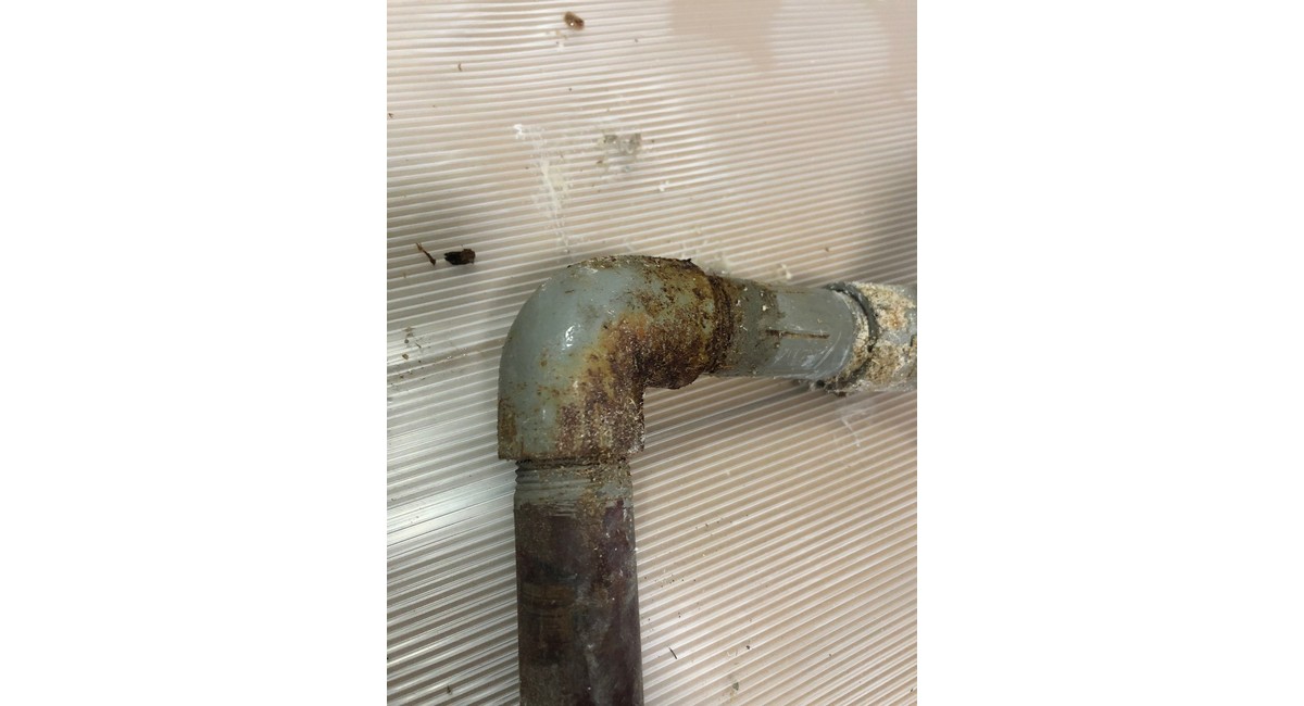 配管　老朽化でサビ　交換
