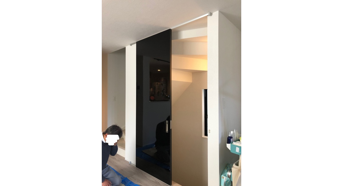 階段入口に引き戸を設置する工事は新宿区大久保の駆home カケルホーム へ 新宿で人気のある当リフォーム会社のお役立ちブログ
